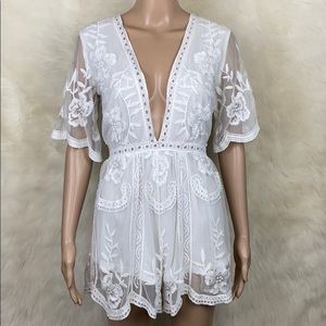 V-NECK SHORT LACE ROMPER